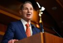 Sen. Wyden introduces bill to curb Trump's tariff powers